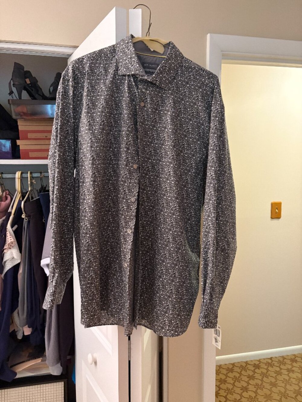 Mens Van Heusen Shirt.  Size 17 - 17 1/2 X 32/33